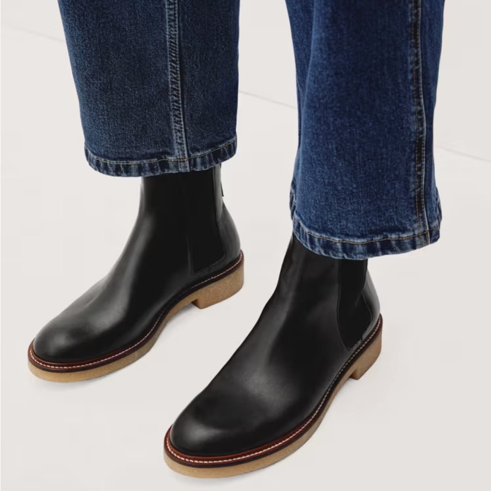 Everlane Chelsea Boots in Black